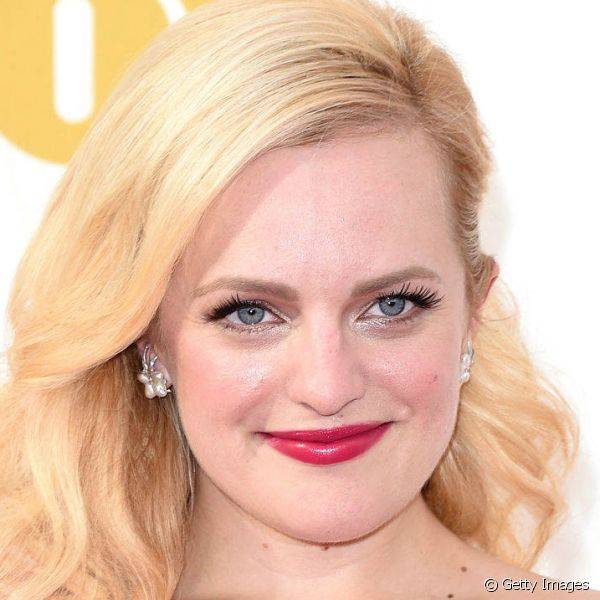 Durante o Emmy Awards de 2015, o batom rosa melancia deixou a maquiagem de Elisabeth Moss mais descontra?da (Foto: Getty Images)